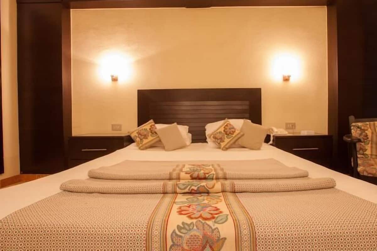 Minibar, WiFi, bed sheets