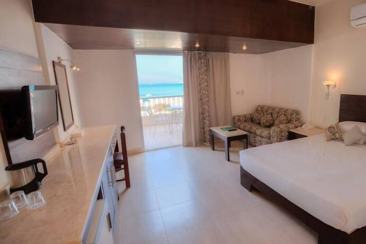 Minibar, WiFi, bed sheets