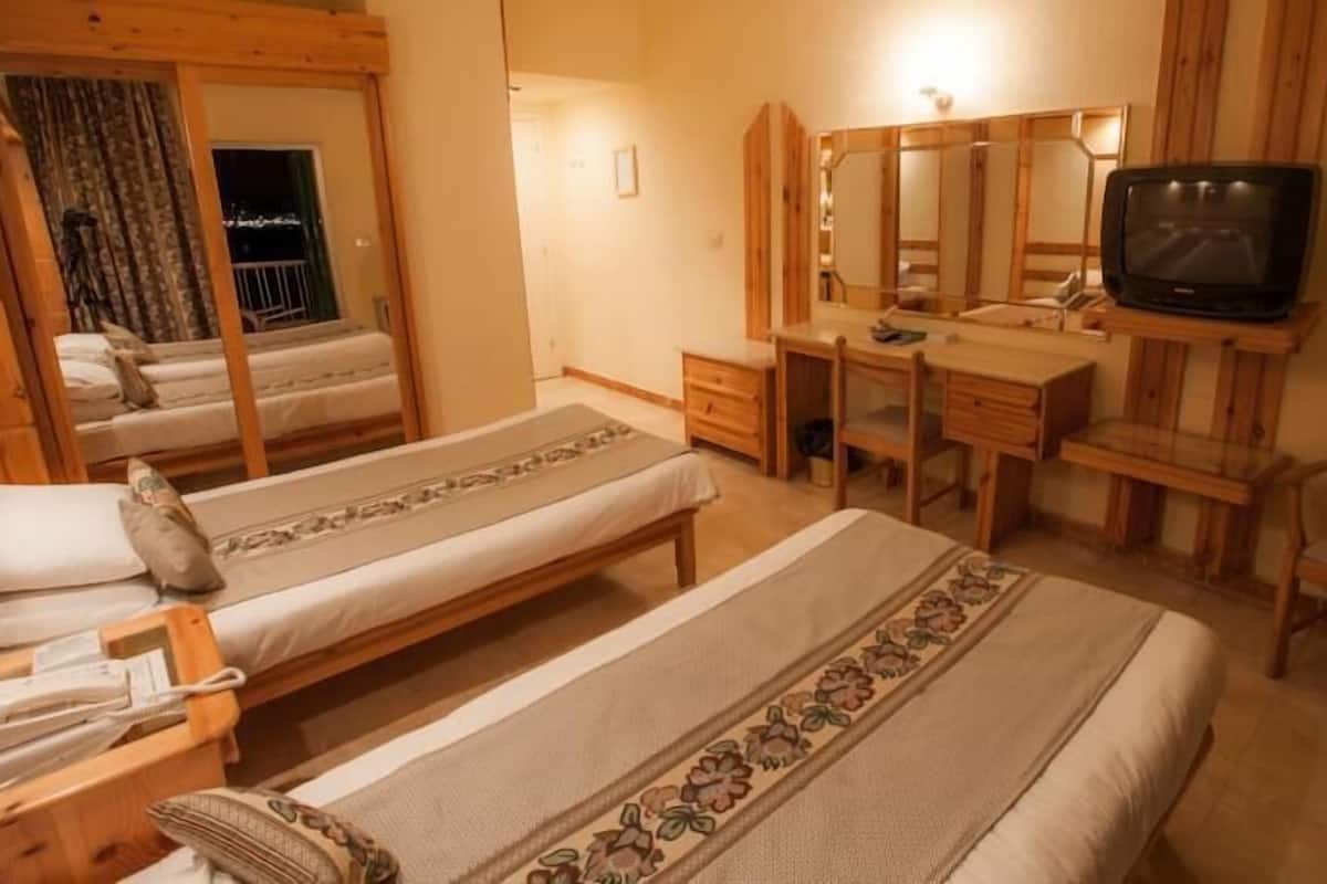Minibar, WiFi, bed sheets