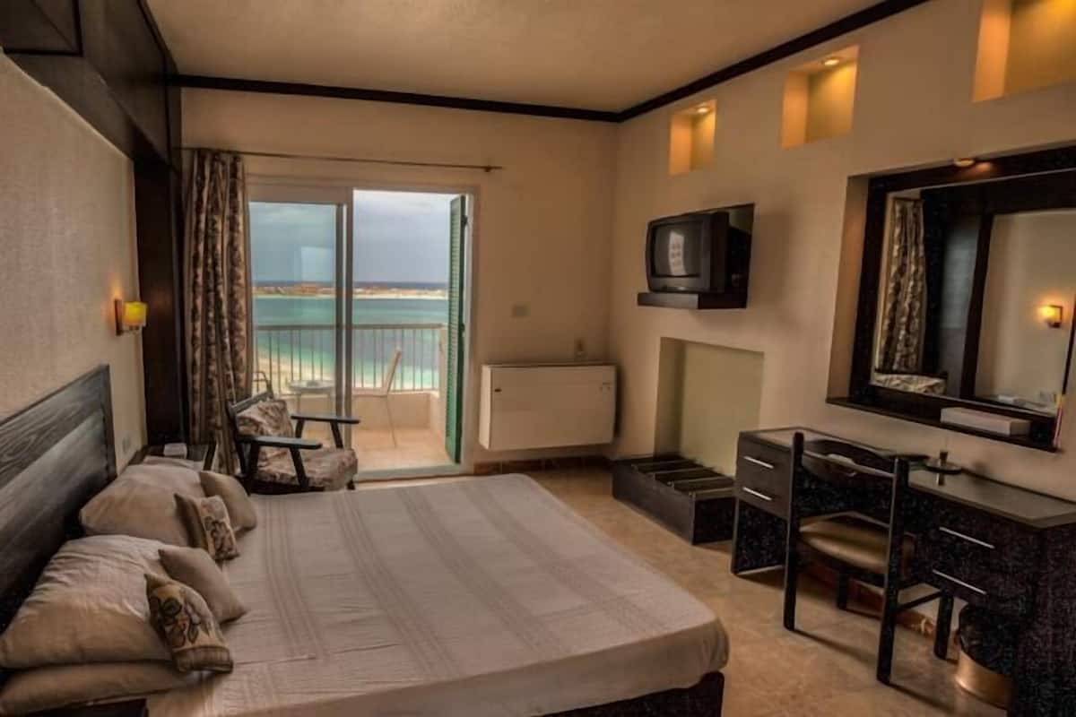 Minibar, WiFi, bed sheets