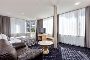 Premium bedding, minibar, desk, iron/ironing board