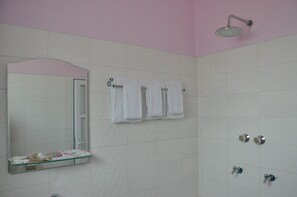 Bathroom - Man Shwe Li Hotel (Mandalay)