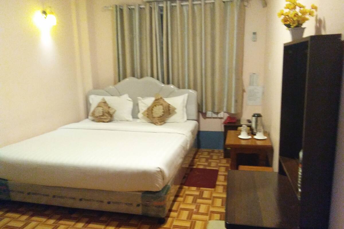 standard double room, 1 double bed, city view | premium bedding, in-room safe, desk, iron/ironing board