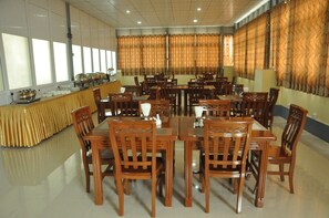 Free daily buffet breakfast - Man Shwe Li Hotel (Mandalay)