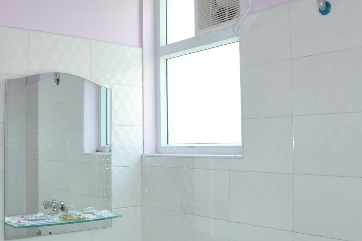 superior twin room, 2 single beds, city view | bathroom | shower, free toiletries, hair dryer, slippers