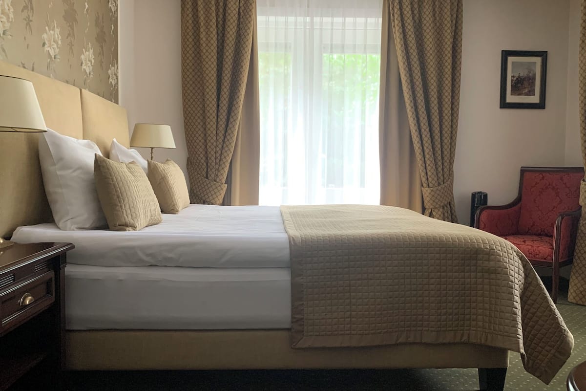 deluxe room | minibar, in-room safe, desk, iron/ironing board