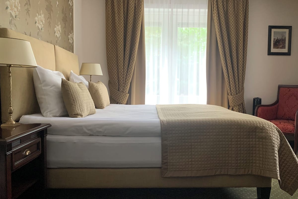 Deluxe Room | Minibar, in-room safe, desk, iron/ironing board