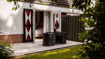 Junior suite | Een minibar, een kluis op de kamer, een bureau