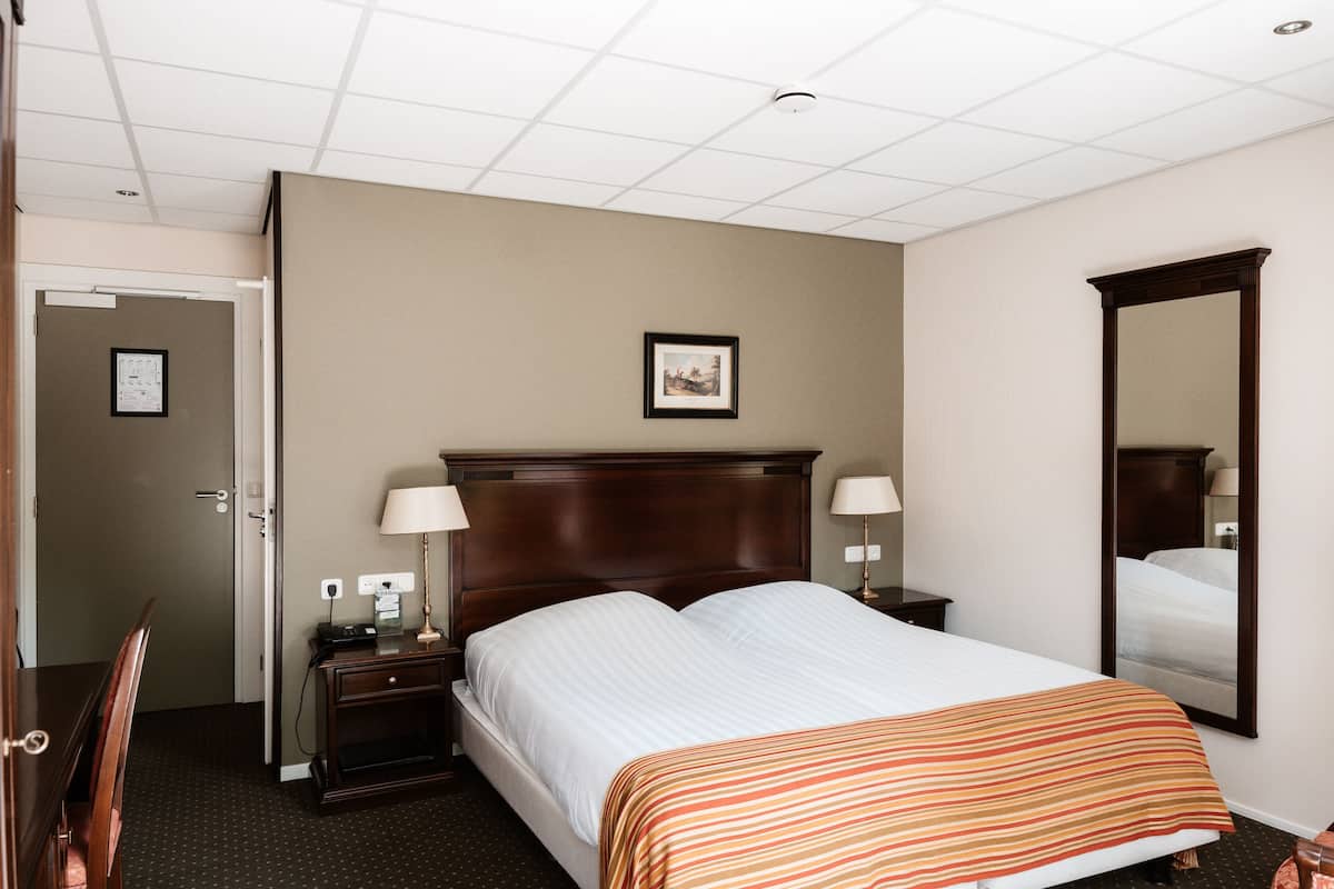 Comfort Room | Minibar, in-room safe, desk, iron/ironing board