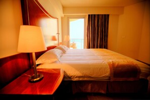 Suíte, 1 quarto, vista parcial para o mar | Frigobar, cofres nos quartos, escrivaninha