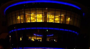 Bagian depan properti - sore/malam