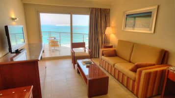 Suite, 1 Schlafzimmer, eingeschränkter Meerblick | 1 Schlafzimmer, Minibar, Zimmersafe, Schreibtisch