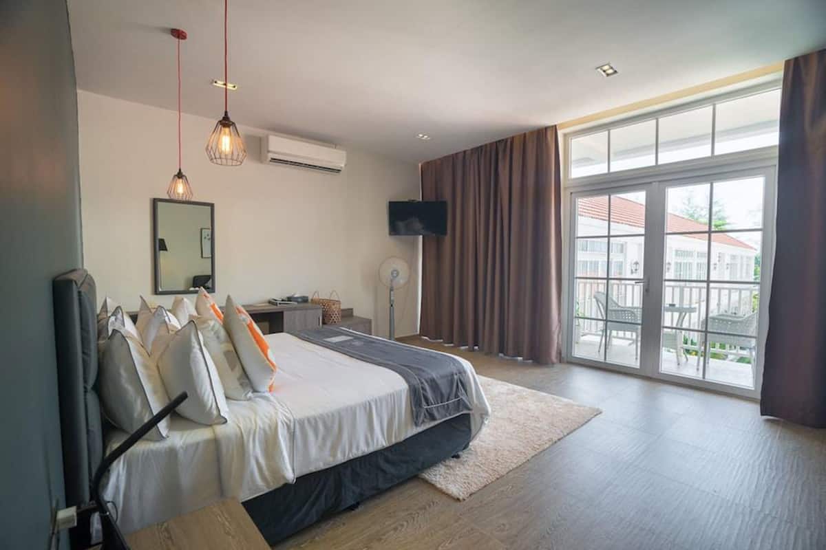 Junior Double Room, Balcony | Living area