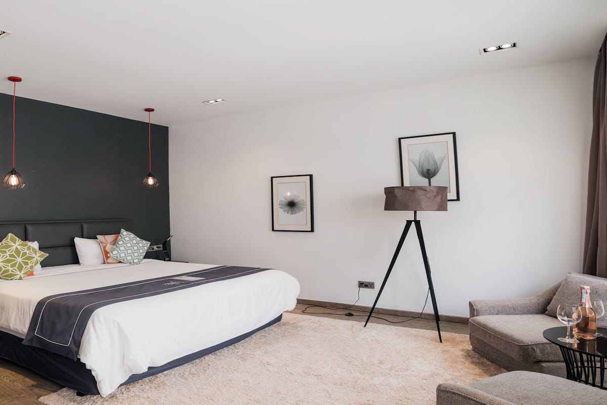 Premium bedding, Tempur-Pedic beds, minibar, in-room safe