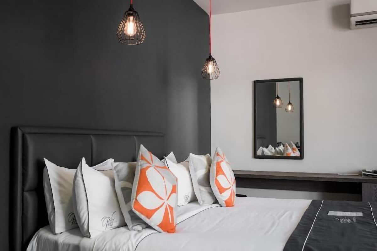 Premium bedding, Tempur-Pedic beds, minibar, in-room safe