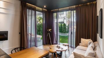 Residential Suite With Private Garden | 1 間臥室、高級寢具、Tempur-Pedic 床墊、迷你吧