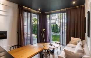 Residential Suite With Private Garden | Premium bedding, Tempur-Pedic beds, minibar, in-room safe