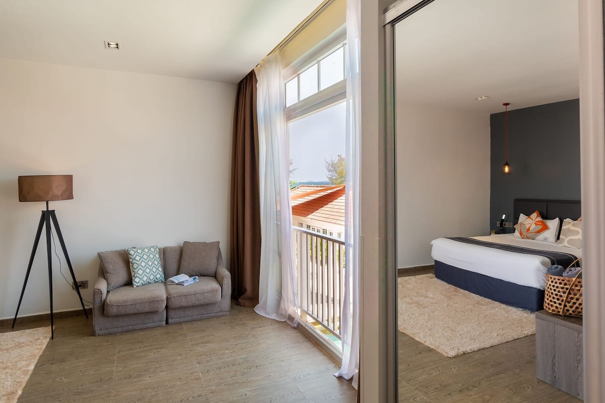 Premium bedding, Tempur-Pedic beds, minibar, in-room safe