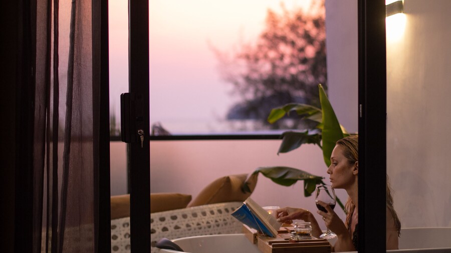 White Boutique Hotel & Residences