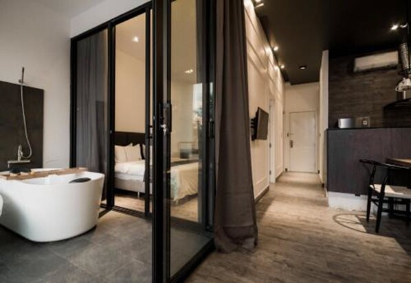 Sängtillbehör av högsta kvalitet, Tempur-Pedic-madrasser och minibar