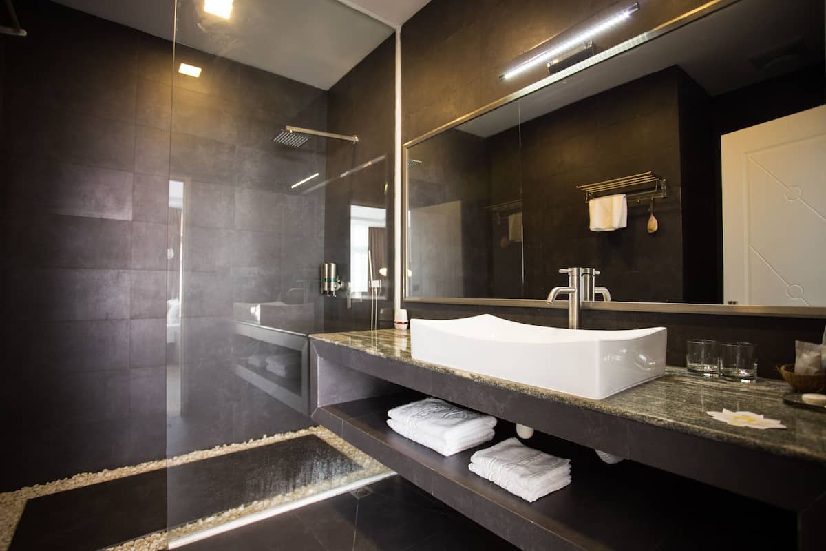 junior suite | bathroom | shower, free toiletries, hair dryer, bathrobes