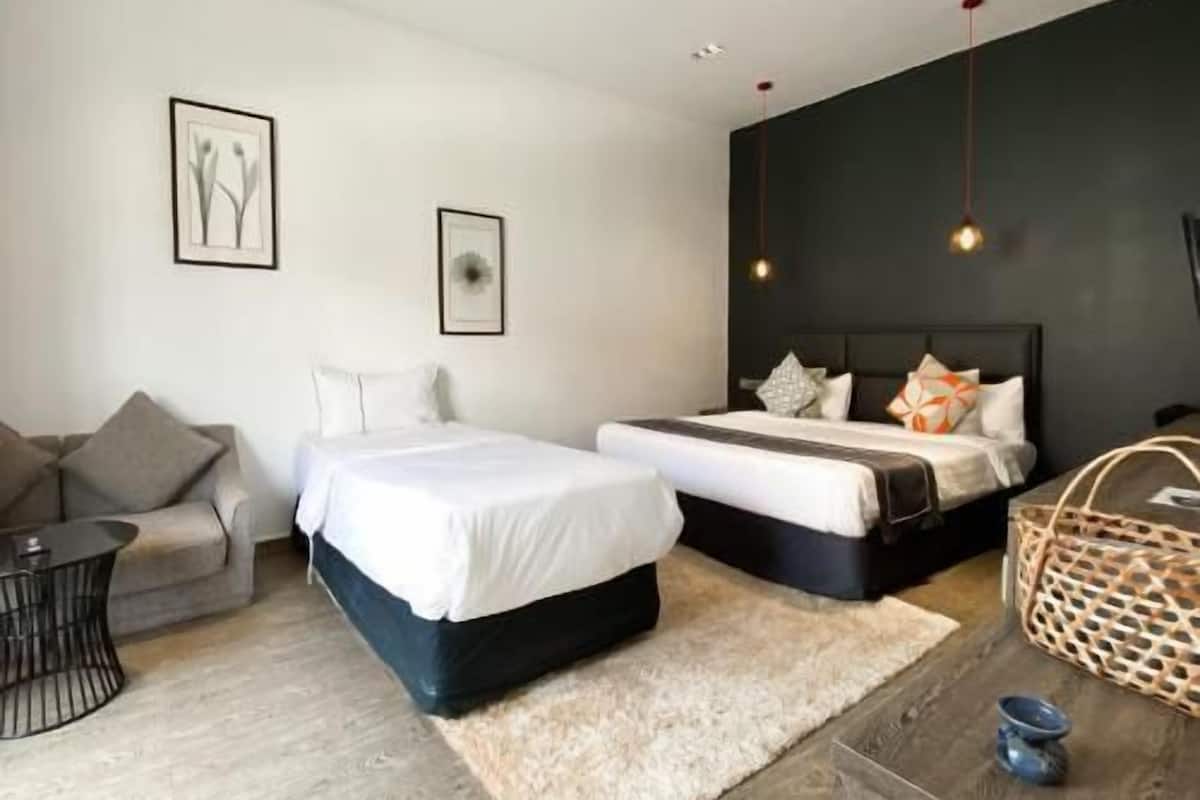 Premium bedding, Tempur-Pedic beds, minibar, in-room safe