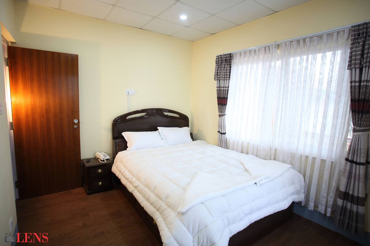 Minibar, in-room safe, desk, WiFi (free)