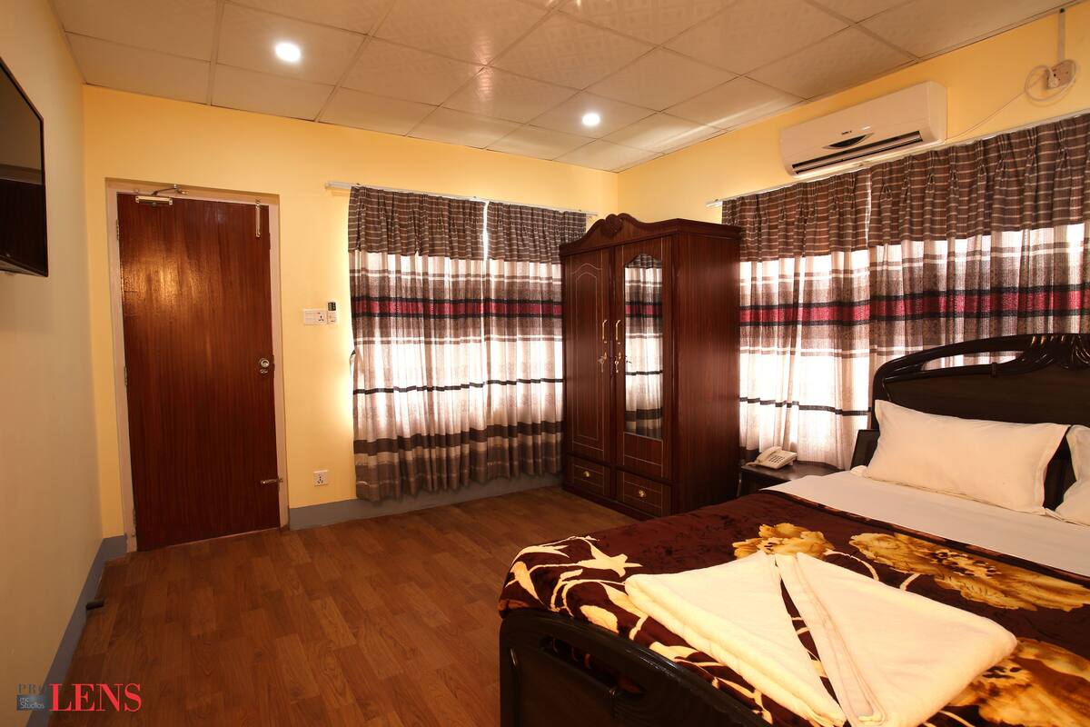Minibar, in-room safe, desk, WiFi (free)