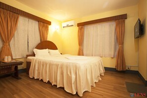 Deluxe Room | Minibar, in-room safe, desk, free WiFi - Hotel Melungtse (Kathmandu)