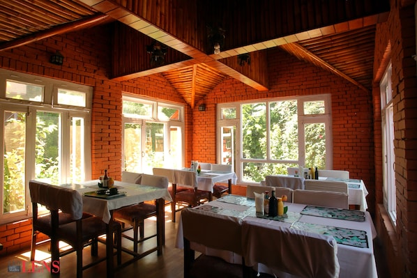 Breakfast, lunch and dinner served