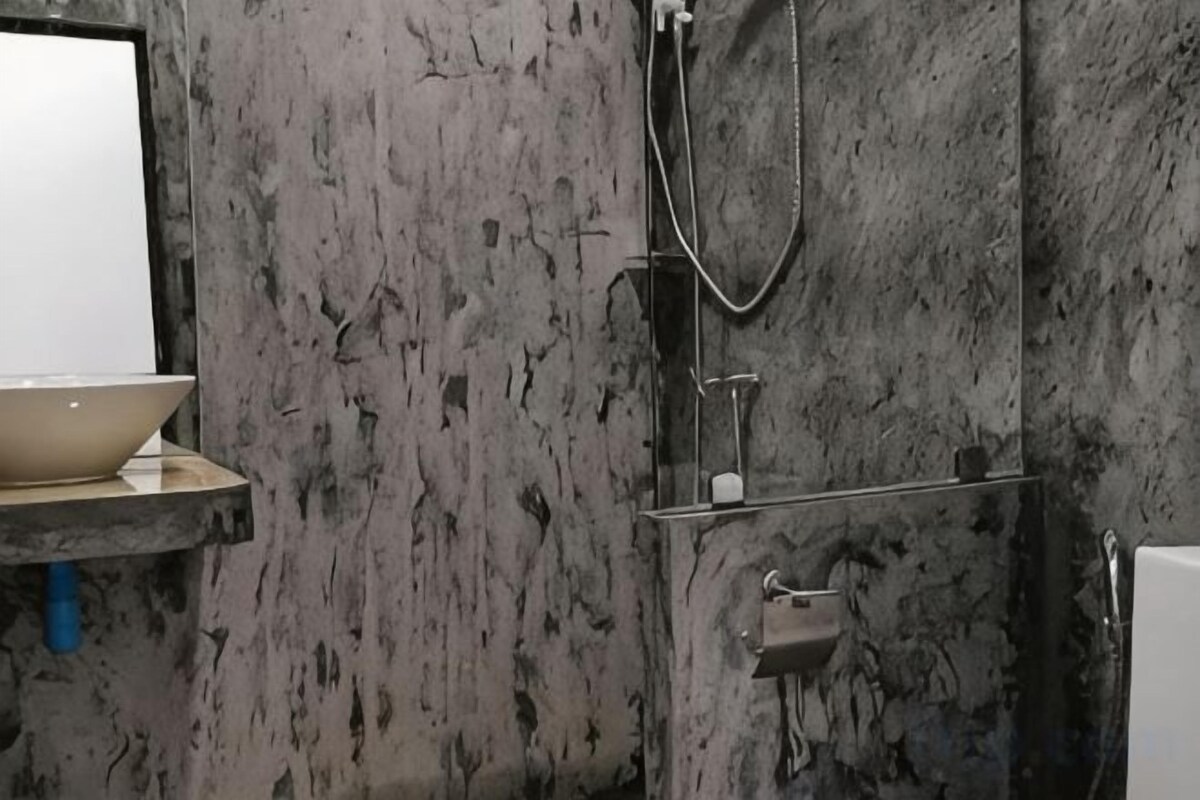 Shower, rainfall showerhead, free toiletries, towels