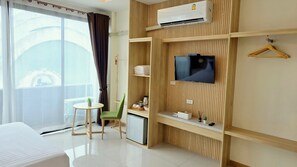 Family Room With Balcony | 거실 공간 | 케이블 채널 시청이 가능한 24인치 평면 TV, TV