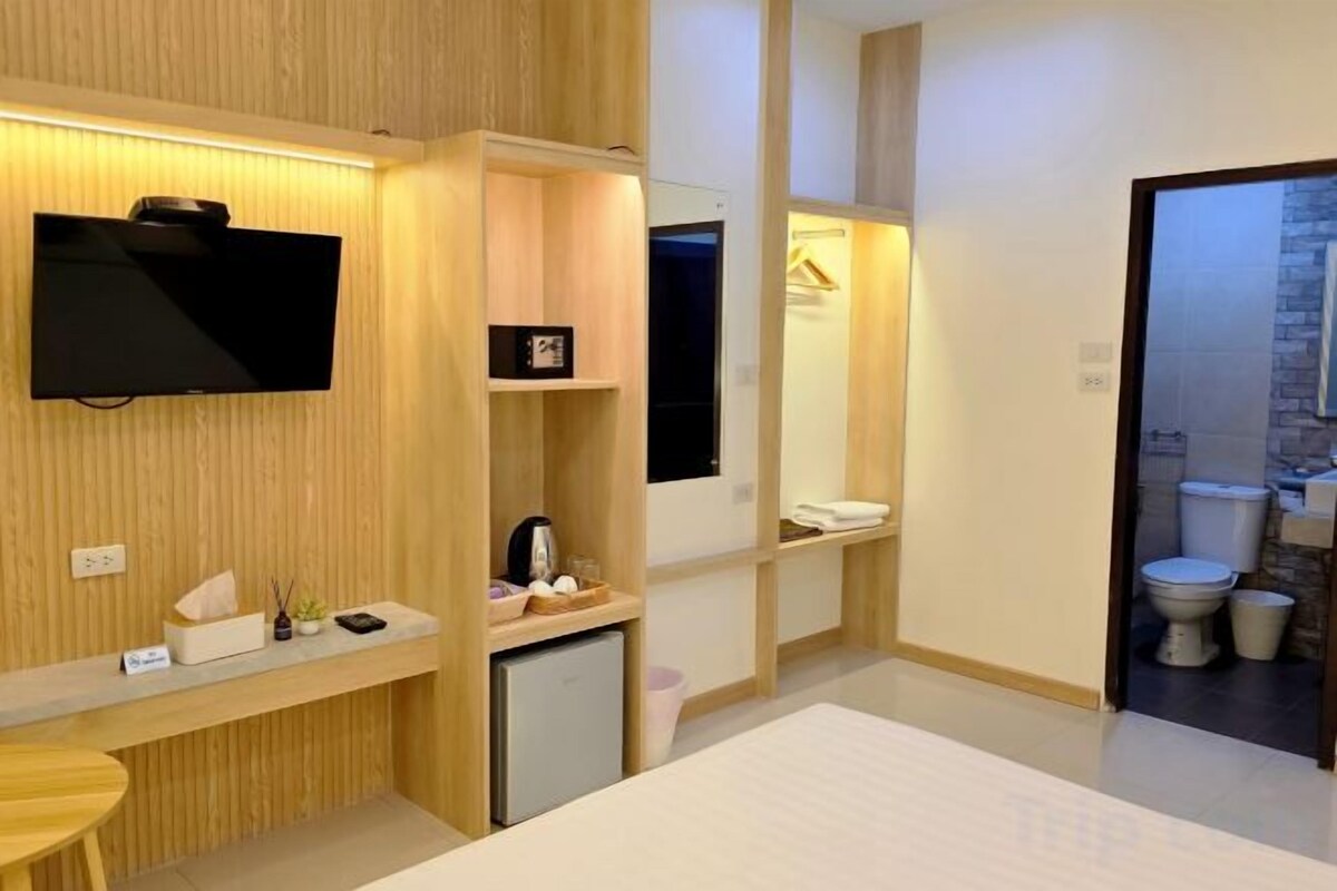 In-room safe, blackout drapes, WiFi (free), bed sheets