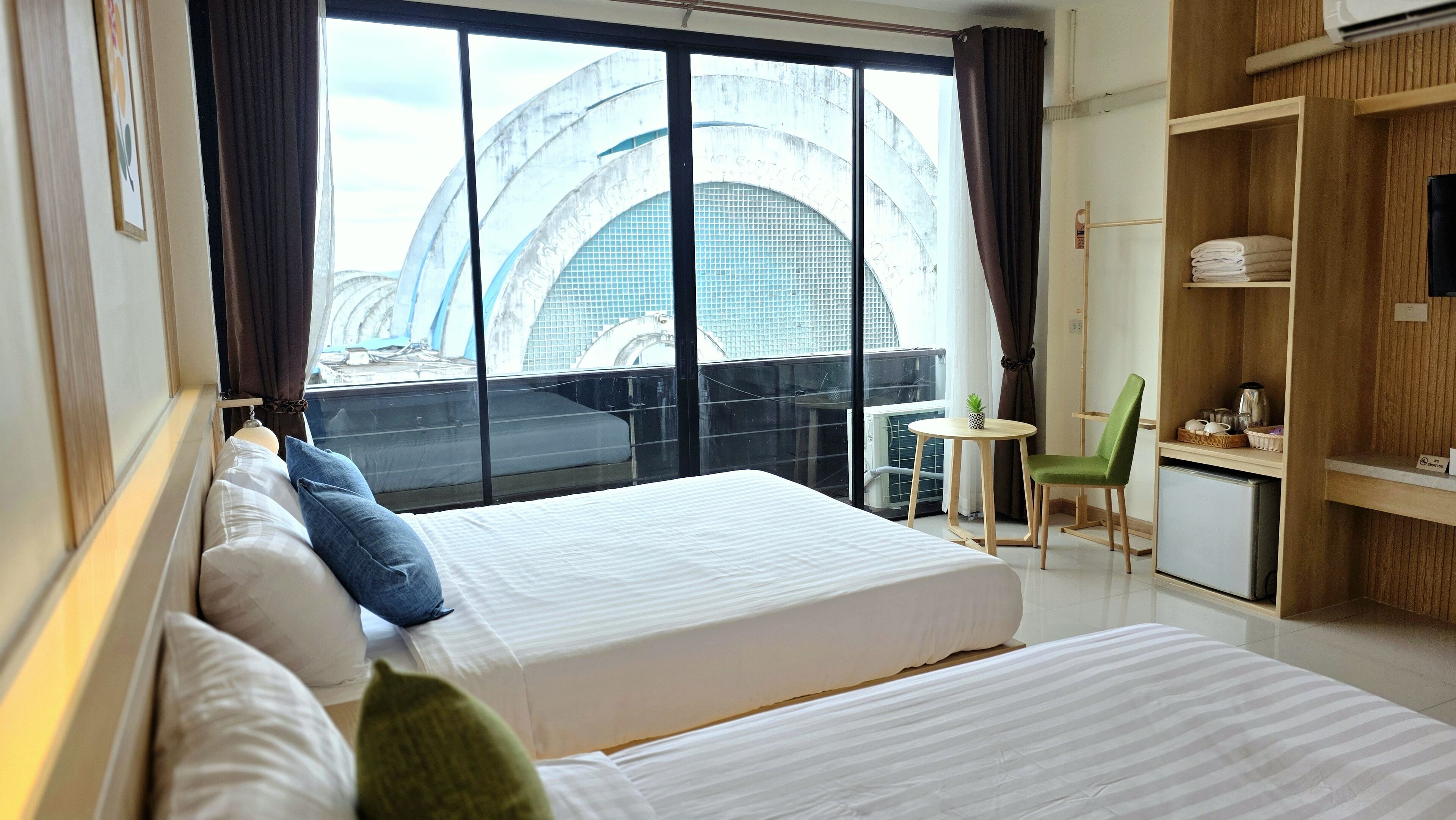 Family Room With Balcony | 客房内保险箱、遮光窗帘、免费 WiFi、床单