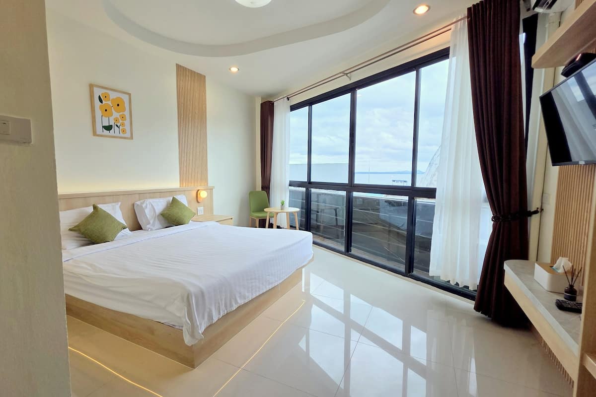 Standard Room with window | Caja fuerte, cortinas opacas, wifi gratis y ropa de cama