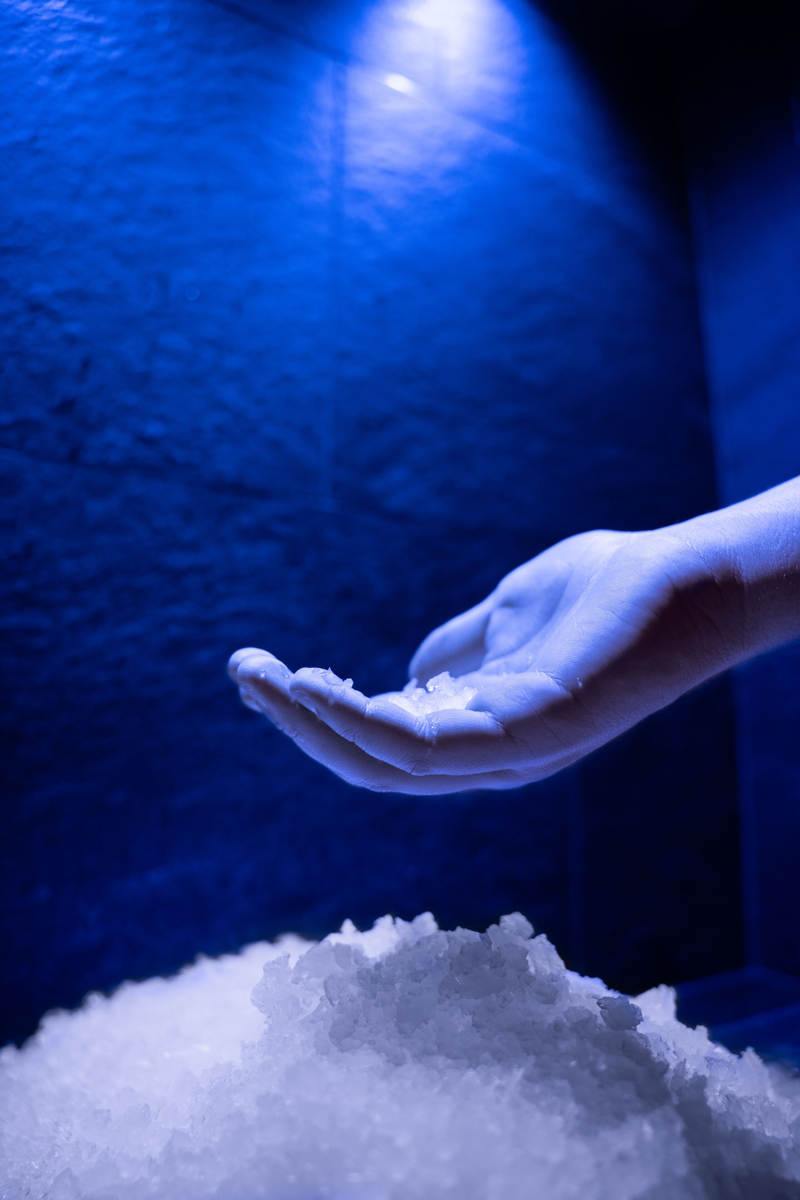 Una mano sosteniendo una pequeña cantidad de hielo.