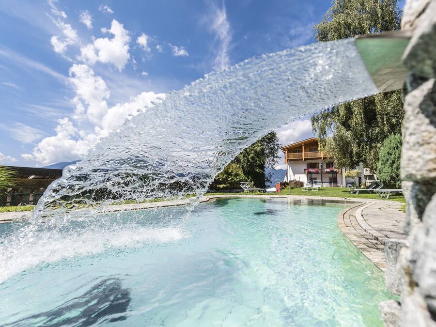 Piscina interna, piscina externa sazonal, guarda-sóis