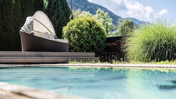 Innenpool, Außenpool (je nach Saison geöffnet), Sonnenschirme