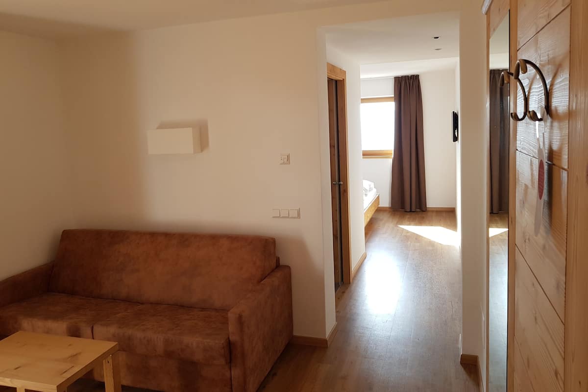 Suite Junior, vue montagne, cÎté jardin | Coffres-forts dans les chambres, bureau