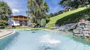 Piscine couverte, piscine extérieure (ouverte en saison)