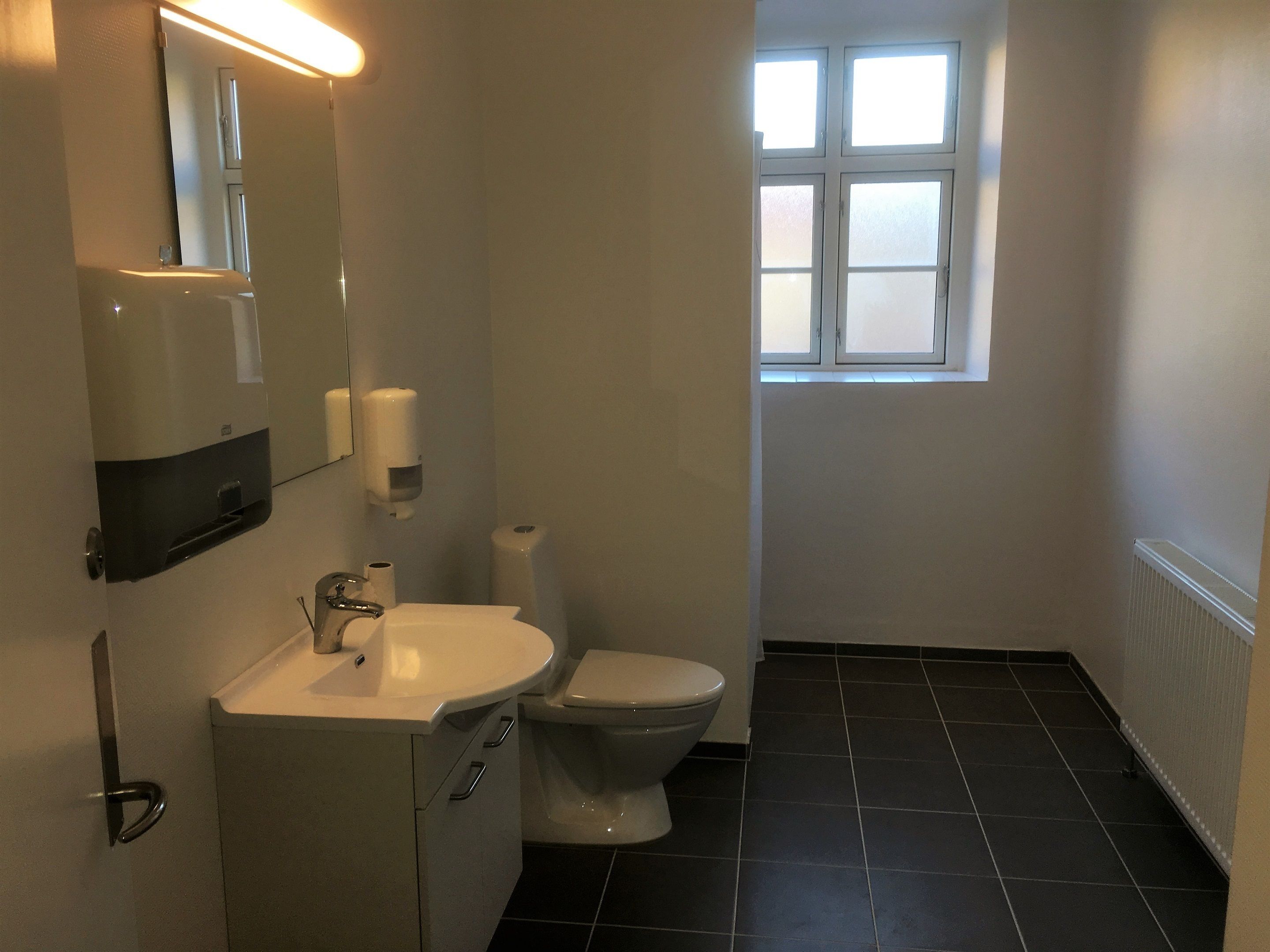 classic double room | bathroom | shower, free toiletries, hair dryer, towels
