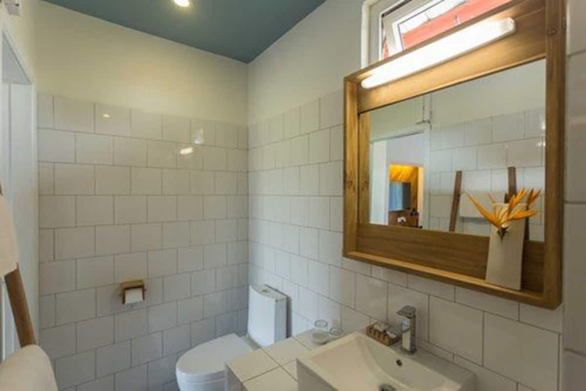 shower, free toiletries, towels