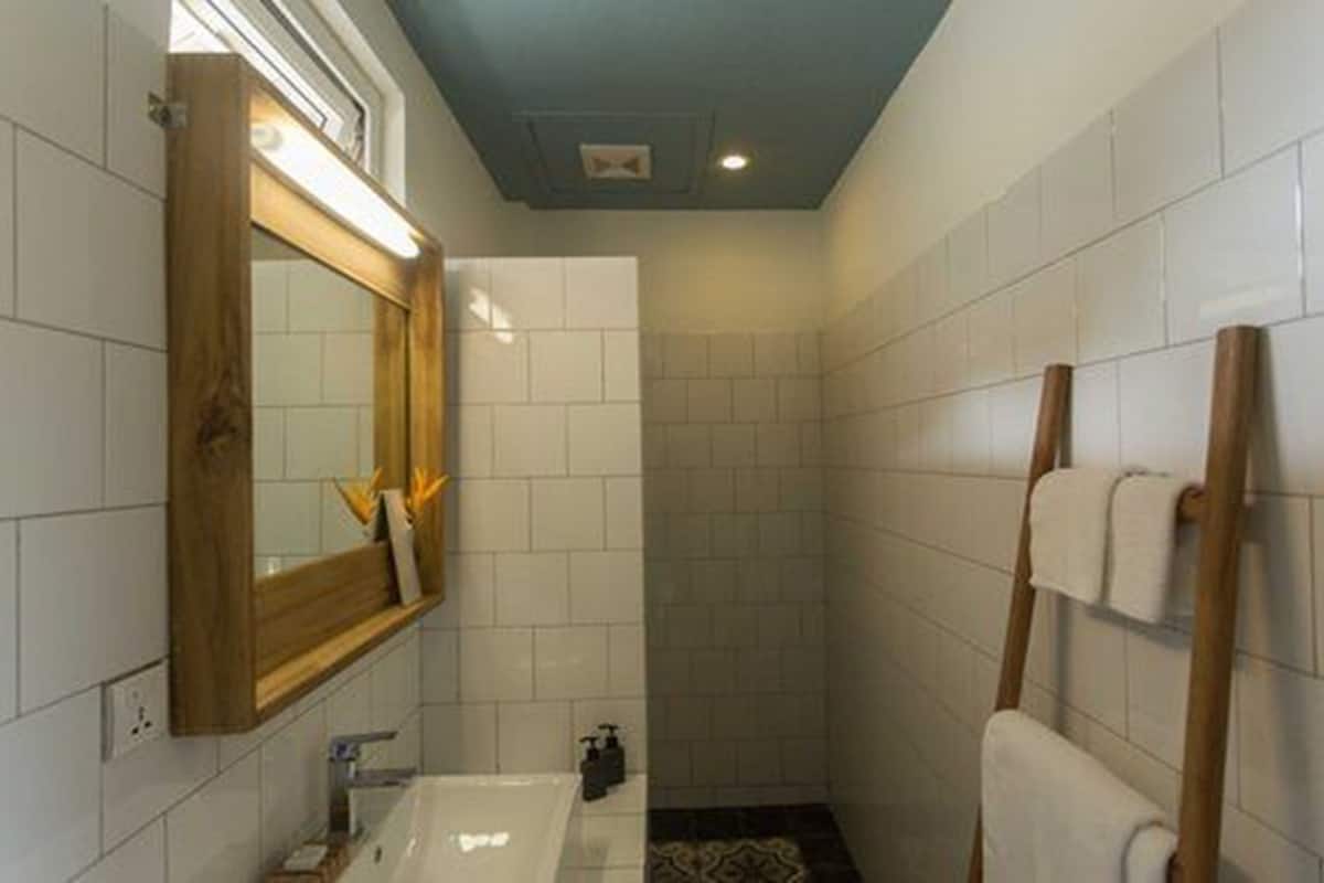 shower, free toiletries, towels