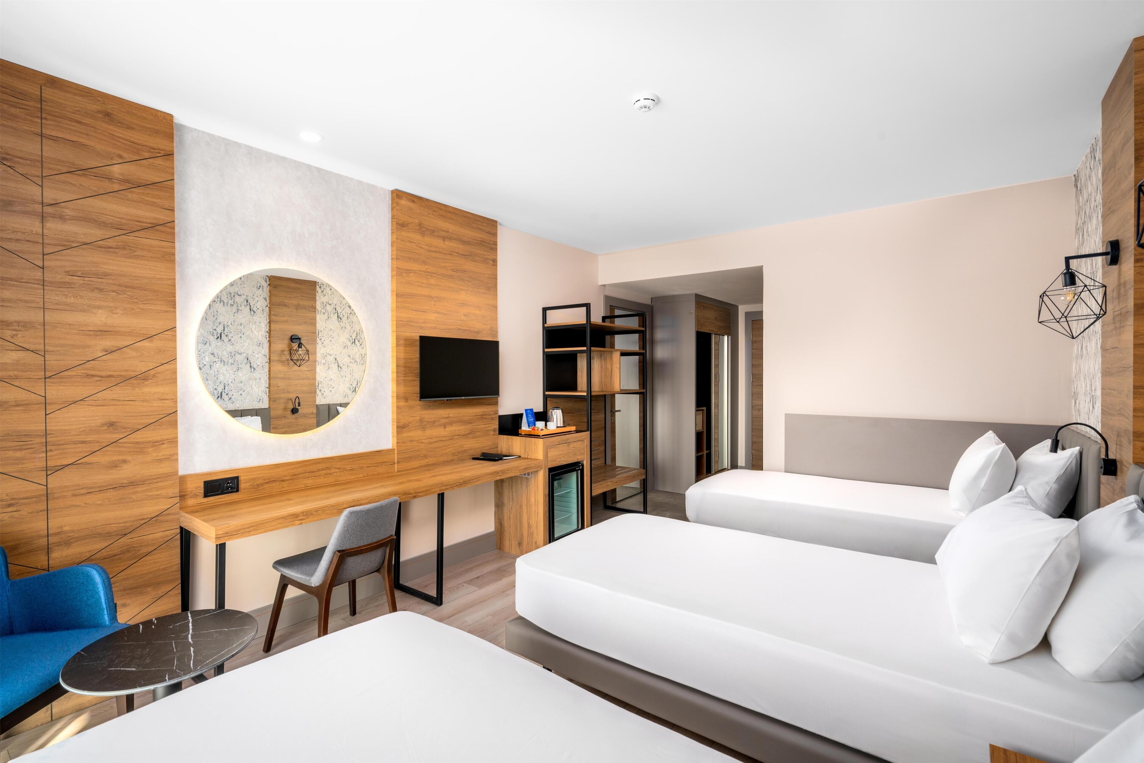 Sengetøy av topp kvalitet, minibar, skrivebord og lydisolert