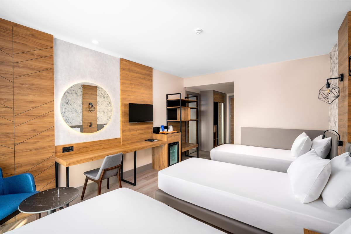 Sengetøy av topp kvalitet, minibar, skrivebord og lydisolert