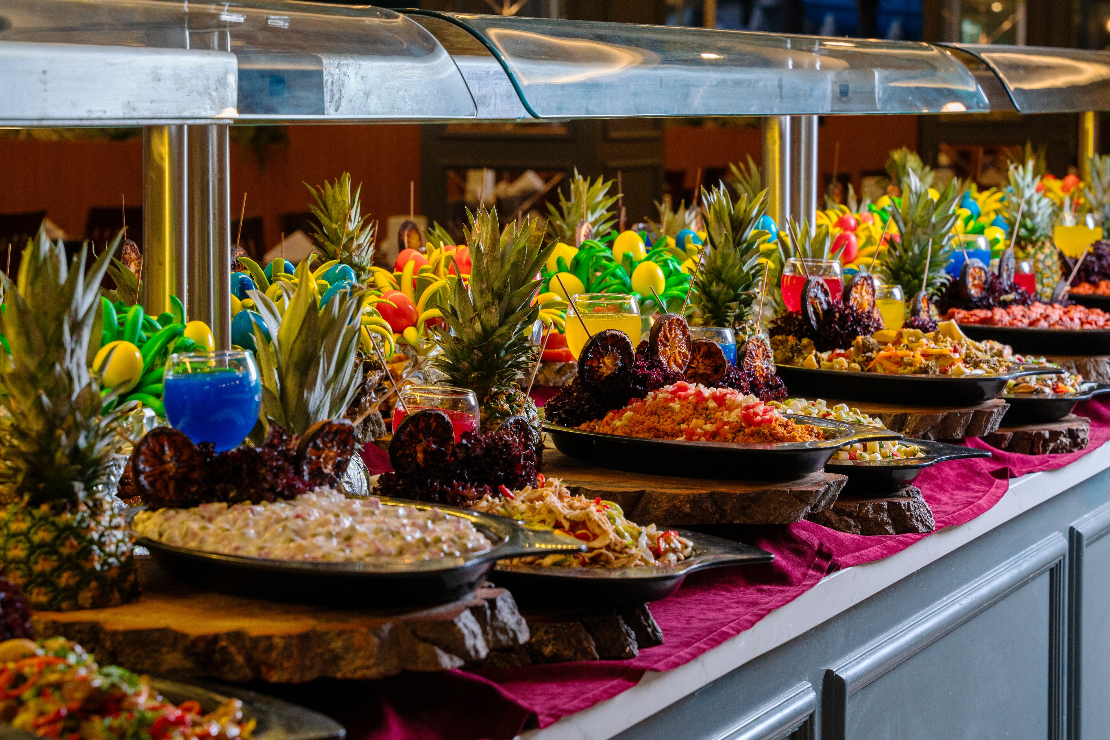 Ein Buffet mit verschiedenen Speisen und tropischen Früchten.