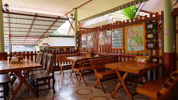 Breakfast, lunch, dinner served; Thai cuisine