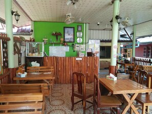 朝食、ランチ、ディナーに営業