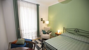 Chambre Standard double, salle de bains commune | Aire de séjour | Téléviseur à écran plat