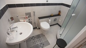Chambre supérieure double, salle de bain privée | Salle de bain | Serviettes fournies